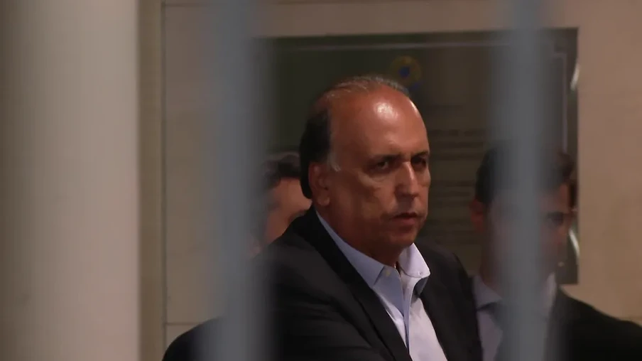 Pezão na saída da Justiça Federal após interrogatório — Foto: Reprodução/TV Globo