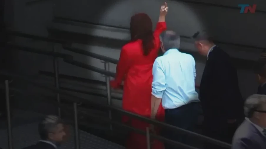 Cristina Kirchner dá o dedo meio para apoiadores de Milei - Foto: Reprodução