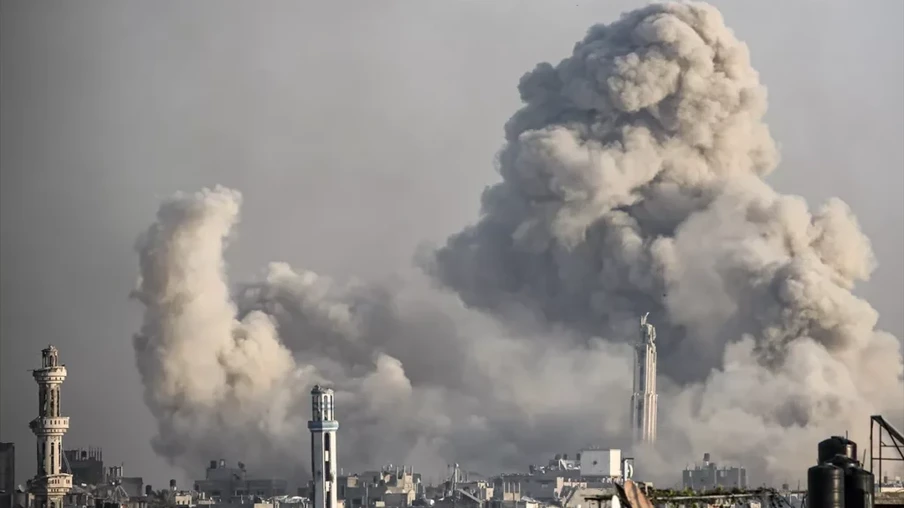 Bombardeios israelenses a áreas residenciais de Khan Yunis, no sul de Gaza, 17 de janeiro de 2024 [Jehad Alshrafi/Agência Anadolu]