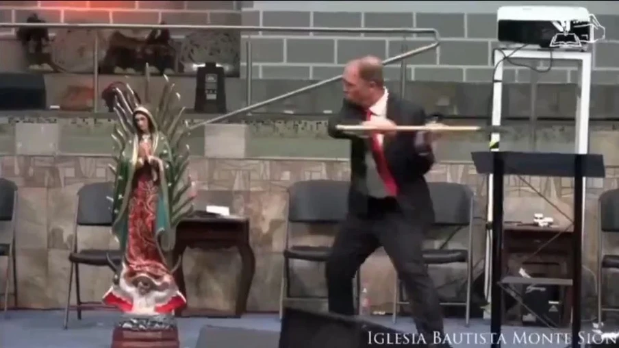 Pastor evangélico destrói imagem da Virgem de Guadalupe a machadadas
