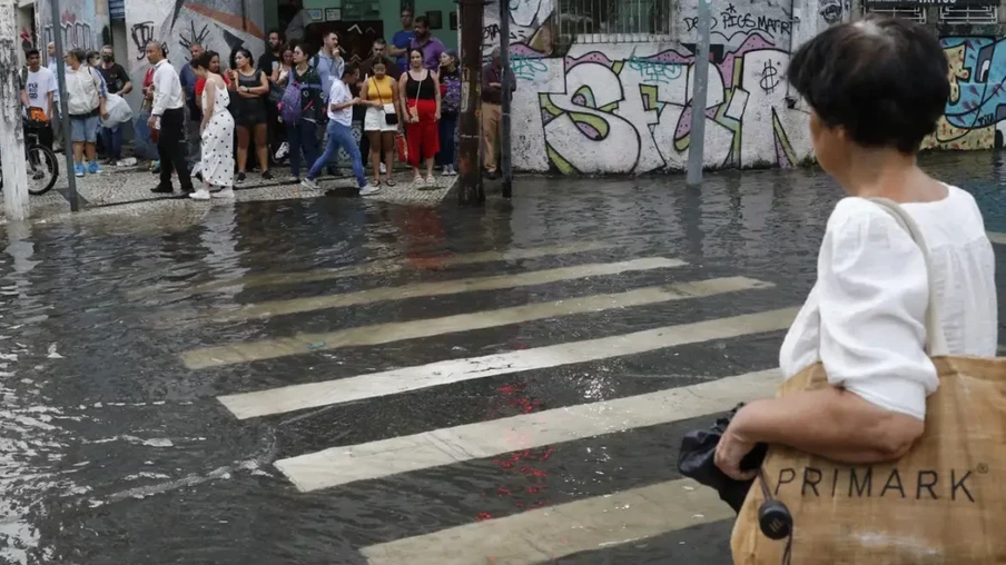 Chuva contínua causa transtornos na cidade do Rio