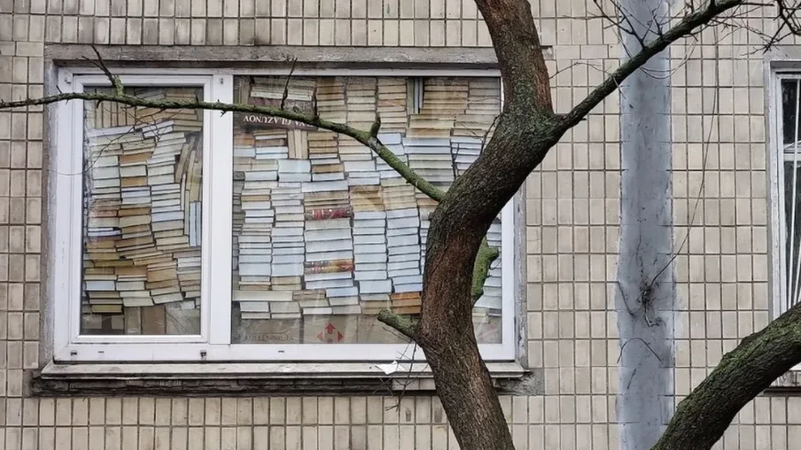 Foto postada em rede social mostra janela tampada com livros em Kiev — Foto: Reprodução/Instagram/Lev Schevchenko