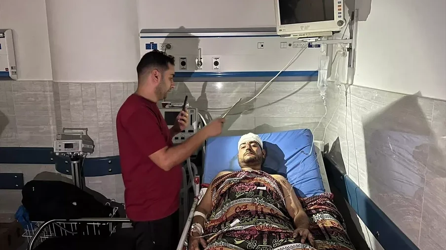 Nas últimas 24 horas, os hospitais em Gaza têm estado sob bombardeios implacáveis. O complexo hospitalar de Al Shifa, a maior unidade de saúde onde a equipe de MSF ainda trabalha, foi atingido diversas vezes, inclusive nos departamentos de maternidade e ambulatório, resultando em múltiplas mortes e feridos. As hostilidades em torno do hospital não pararam. Equipes de MSF e centenas de pacientes ainda estão dentro do hospital Al Shifa. MSF reitera urgentemente o seu apelo ao fim dos ataques contra hospitais, a um cessar-fogo imediato e à proteção das instalações médicas, do pessoal médico e dos pacientes. “Estamos sendo mortos aqui, por favor, faça alguma coisa”, escreveu esta manhã um enfermeiro de MSF do porão do hospital Al Shifa, onde ele e sua família estavam se abrigando dos incessantes bombardeios. “Quatro ou cinco famílias estão abrigadas agora no porão; o bombardeio está tão perto que meus filhos estão chorando e gritando de medo. ” “A situação em Al Shifa é verdadeiramente catastrófica. Apelamos ao governo israelense para que cesse este ataque implacável ao sistema de saúde de Gaza. Nossa equipe e pacientes estão dentro do hospital Al Shifa, onde os bombardeios pesados não pararam desde ontem”, diz Ann Taylor, coordenadora-geral de MSF nos Territórios Palestinos. O hospital Al Shifa é o principal complexo hospitalar da Faixa de Gaza, com 700 leitos, que presta atendimento emergencial e cirúrgico. Atualmente, não há outras instalações na Faixa capazes de admitir e tratar tantos pacientes com lesões complexas, por vezes fatais. Apesar dos ataques regulares e da escassez, a equipe conseguiu manter o hospital operacional. Ontem (10/11), o hospital Al Shifa ficou sem energia elétrica. As ambulâncias não podem mais se mover para recolher os feridos, e o bombardeio ininterrupto impede a evacuação de pacientes e profissionais. No momento em que este artigo foi escrito, nossa equipe estava testemunhando pessoas sendo baleadas enquanto tentavam fugir do hospital. “Há muitos pacientes já operados e que não conseguem andar. Eles não podem ser evacuados”, disse o Dr. Mohammed Obeid, cirurgião de MSF no hospital Al Shifa. “Precisamos de uma ambulância para transportá-los, não temos ambulâncias para evacuar todos esses pacientes”. "Não podemos sair porque de ontem de manhã até agora operamos cerca de 25 pacientes. Se eu não estiver aqui ou o outro cirurgião, quem cuidará dos pacientes?”, questiona Obeid. “Há um paciente que precisa de cirurgia, outro que já está dormindo [sob anestesia].” MSF denuncia a sentença de morte de civis atualmente presos no hospital Al Shifa, assinada pelos militares israelenses. É necessário que haja um cessar-fogo urgente e incondicional por todas as partes em conflito; a ajuda humanitária tem de ser fornecida agora a toda a Faixa de Gaza. MSF perdeu contato com um cirurgião que trabalha e se abriga no hospital Al-Quds com sua família. Outras instalações de saúde, incluindo o hospital Al Rantisi, que MSF também apoiou no passado, teriam sido cercadas por tanques israelenses. Instamos os EUA, o Reino Unido, o Canadá, os Estados-membros da Liga dos Estados Árabes, os Estados-membros da Organização de Cooperação Islâmica e a União Europeia, que repetidamente apelaram ao respeito do Direito Internacional Humanitário (DIH), a tomarem medidas para garantir um cessar-fogo agora. Os horrores que se desenrolam diante dos nossos olhos em Gaza mostram claramente que os apelos à contenção e à adesão ao DIH foram ignorados. Trabalhar com o objetivo de alcançar um cessar-fogo é a forma mais eficaz de garantir a proteção dos civis. Milhares de pessoas ficaram feridas desde 7 de outubro, muitas das quais estão em estado crítico e necessitarão de cirurgias complexas e tratamento prolongado durante semanas, senão meses. Isto só pode ser feito com um cessar-fogo total e o fornecimento incondicional de ajuda humanitária, incluindo o acesso a alimentos, combustível e água; a sobrevivência das pessoas em Gaza depende diss
