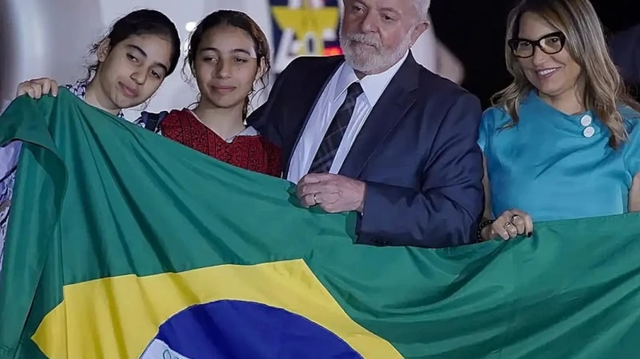 Lula recebe os 32 brasileiros resgatados da Faixa de Gaza que saiu do Cairo (Egito) para o Brasil - Rafa Neddermeyer/Agência Brasil