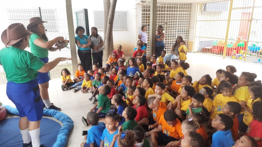 Crianças da Cidade de Deus assistindo o espetáculo “Toy Story” - Crédito: Arquivo Favela Mundo