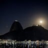 Lua aparece por detrás no Pão de Açúcar, vista do Botafogo Praia Shopping Botafogo Praia Shopping/Divulgação