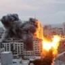Bombardeios israelenses atingem shopping de Gaza, em 7 de outubro de 2023 [Mustafa Hassona/Agência Anadolu]