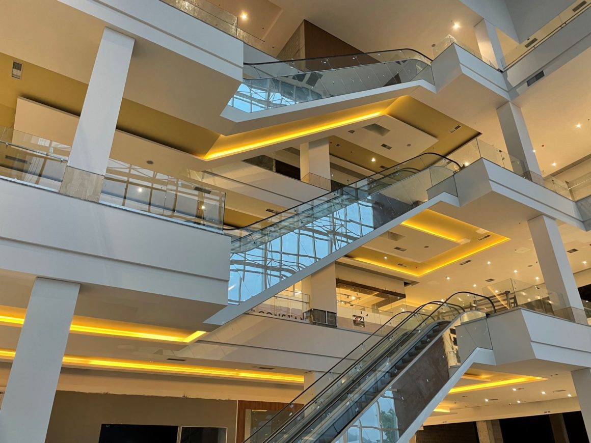 Detalhe - escadas rolantes interior Taquara Plaza.baixa