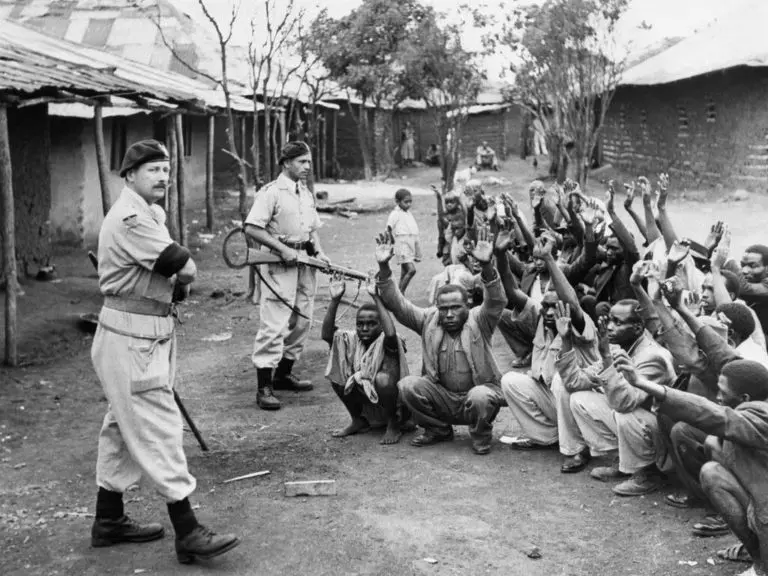 Soldados britânicos mantém habitantes de um vilarejo no Quênia sob a mira de armas. (Foto: Corbis)
