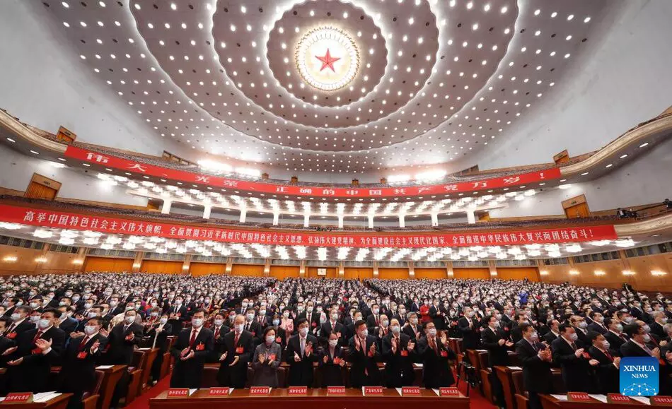 Delegados durante a sessão de encerramento do 20º Congresso Nacional do Partido Comunista da China. (Foto: Xinhua/Pang Xinglei)