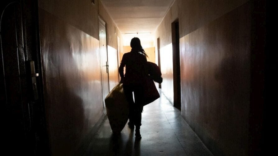Oleksandra, forçada a fugir de seu lar na parte leste da Ucrânia, leva consigo cobertores e roupas quentes para o quarto que divide com sua família em um abrigo na parte oeste do país. (©ACNUR/Igor Karpenko)
