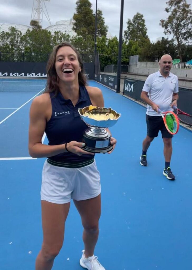 Luisa não larga a taça do Australian Open
(Divulgação)