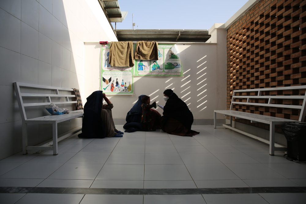 Enfermeira de Médicos Sem Fronteiras conversa com pacientes no hospital da organização em Kandahar, no Afeganistão
Lynzy Billing