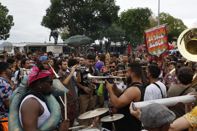 Blocos carnavalescos de rua fazem a Abertura do Carnaval Não Oficial 2023 na Praça XV. - Fernando Frazão/Agência Brasil
