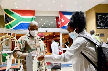 Médicos cubanos chegam à África do Sul para ajudar nos esforços contra a COVID-19. 27 de abril de 2020. (Foto: GCIS)