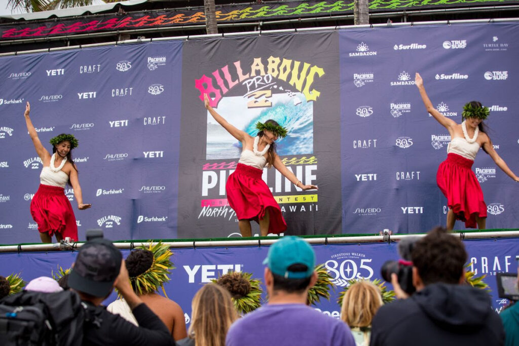 Apresentação da Hula, dança típica do Havaí (Crédito da Foto: @WSL / Tony Heff)