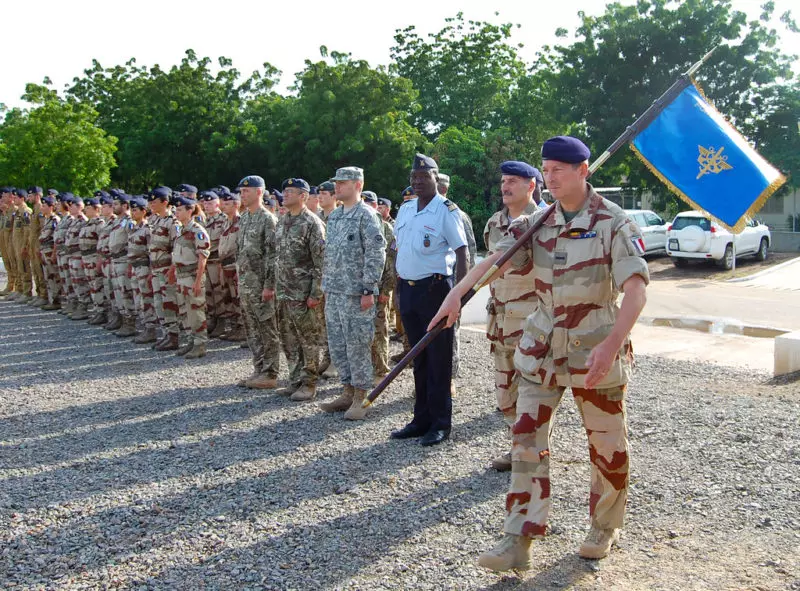Militares da França e do Chade durante a Operação Barkhane, no Sahel, em julho de 2014. (Foto: U.S Army Africa / Martin S. Bonner)