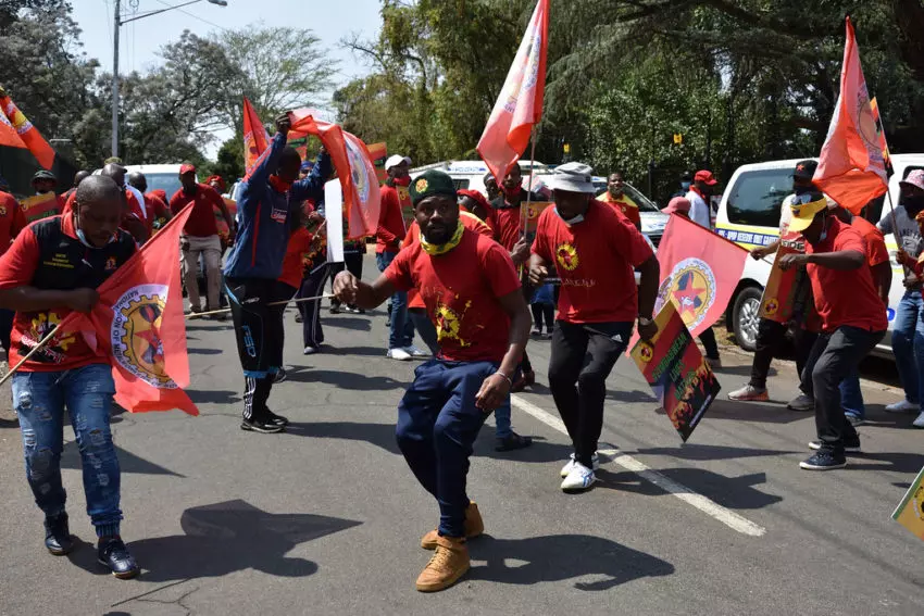 Trabalhadores do Sindicato Nacional dos Trabalhadores de Metal da África do Sul durante manifestação na Embaixada do Zimbábue em Pretória, África do Sul, em 23 de setembro de 2020. (Foto: IndustriALL Global Union).
