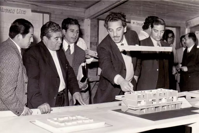 O arquiteto Miguel Lawner, funcionário no governo chileno da Unidade Popular, mostrando maquete do projeto de habitação da Villa San Luis, em 1973. (Foto: Cortesia de Miguel Lawner)