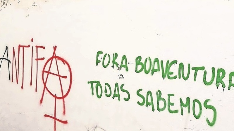 Pichação contra Boaventura nos muros da Universidade de Coimbra. Foto: Reprodução

