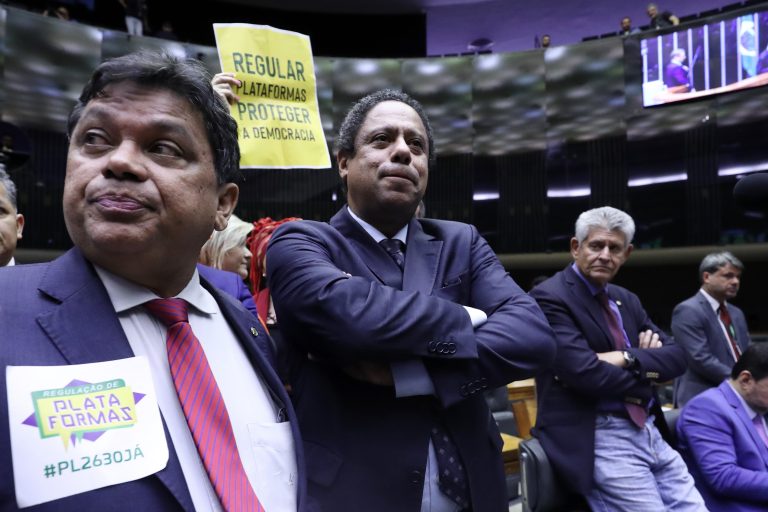 Orlando Silva (C) vai incorporar sugestões a novo parecer - Foto: Bruno Spada/Câmara dos Deputados

