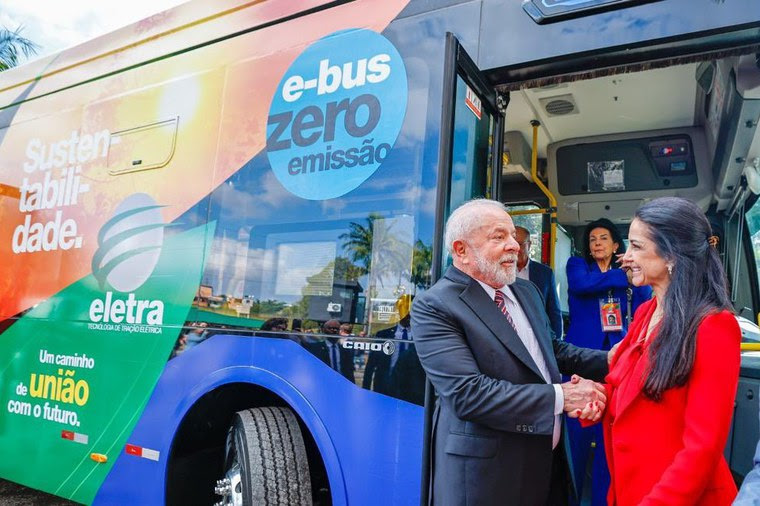 Lula e a presidente da Eletra, Milena Romano: sustentabilidade na mobilidade. Foto: Ricardo Stuckert / PR
