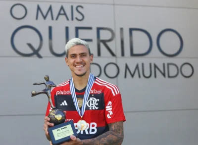 Pedro recebe troféu Divulgação Flamengo
