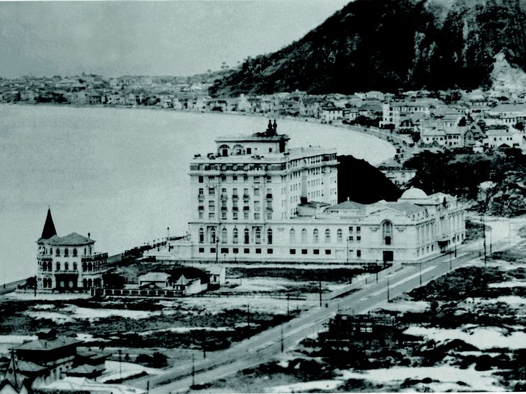 12/08/2023, Inaugurado em 1923, o hotel é um dos poucos edifícios antigos que permanecem decorando a paisagem da orla de Copacabana. Foto: Arquivo/ Copacabana Palace
