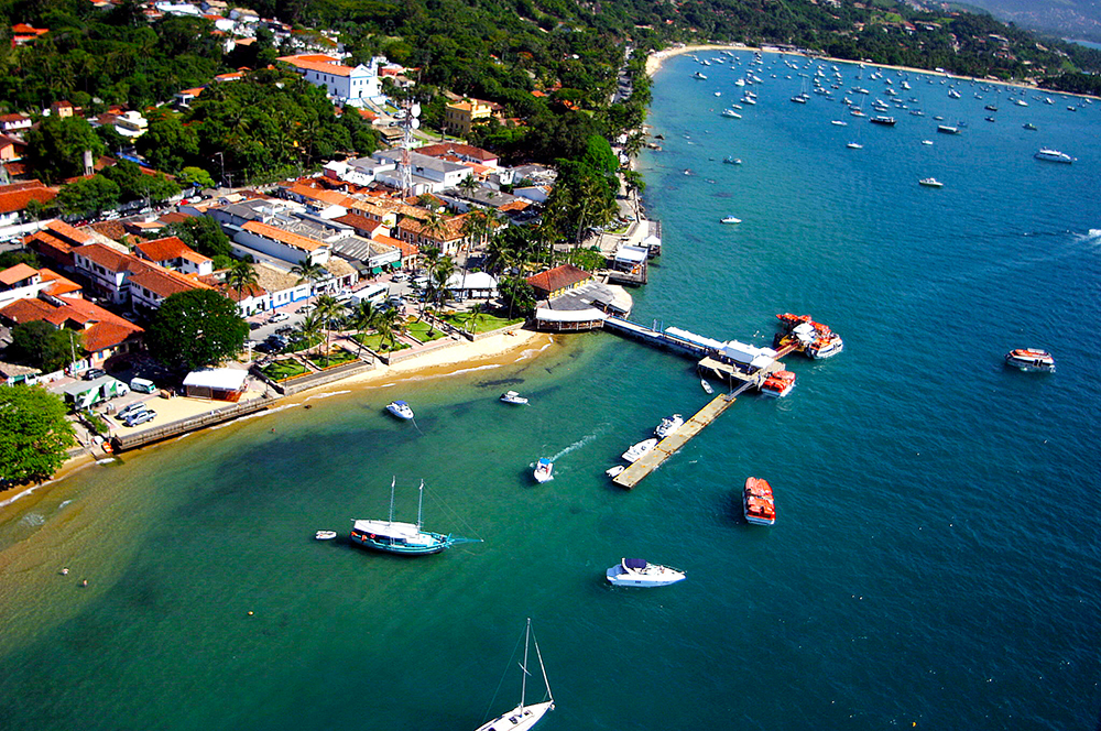 Vista aérea da orla de Ilhabela, litoral norte de SP, cidade que integra a Rota Verde Azul - Foto Reginaldo Pupo