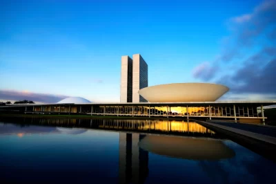 Congresso Nacional, em Brasília. (Reprodução/Reprodução) Leia mais em: https://guiadoestudante.abril.com.br/coluna/atualidades-vestibular/10-passos-para-entender-o-8220-toma-la-da-ca-8221-na-politica-brasileira/