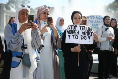 Proibição do abaya viola secularismo francês, diz advogada à Suprema Corte
