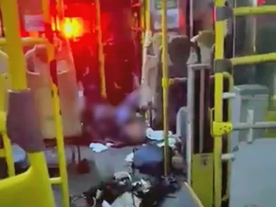 Como ficou o ônibus depois da granada caseira detonada — Foto: Reprodução/TV Globo