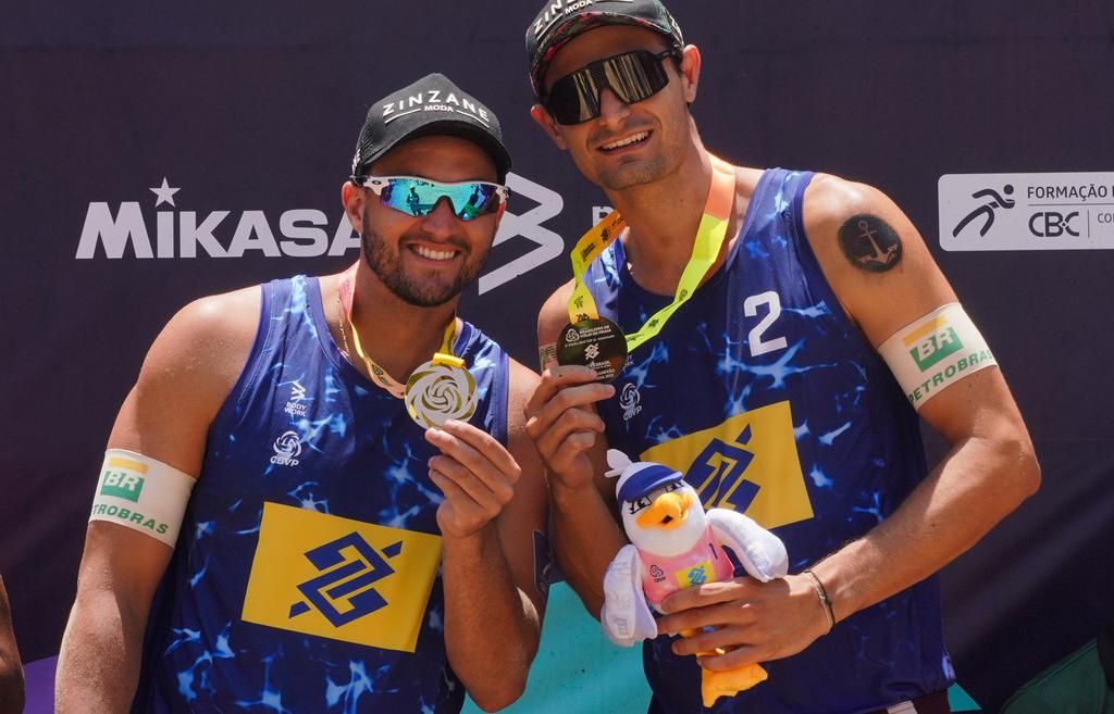 George e André com a medalha de ouro em Fortaleza
(Maurício Val/FVImagens/CBV)

