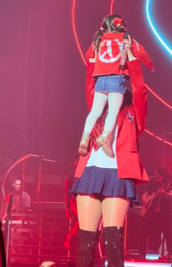Dulce Maria emociona público ao levar a filha ao palco do show do RBD