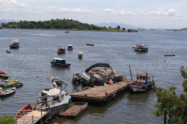 Embarcações abandonadas na Baía de Guanabara - Tânia Rêgo/Agência Brasil