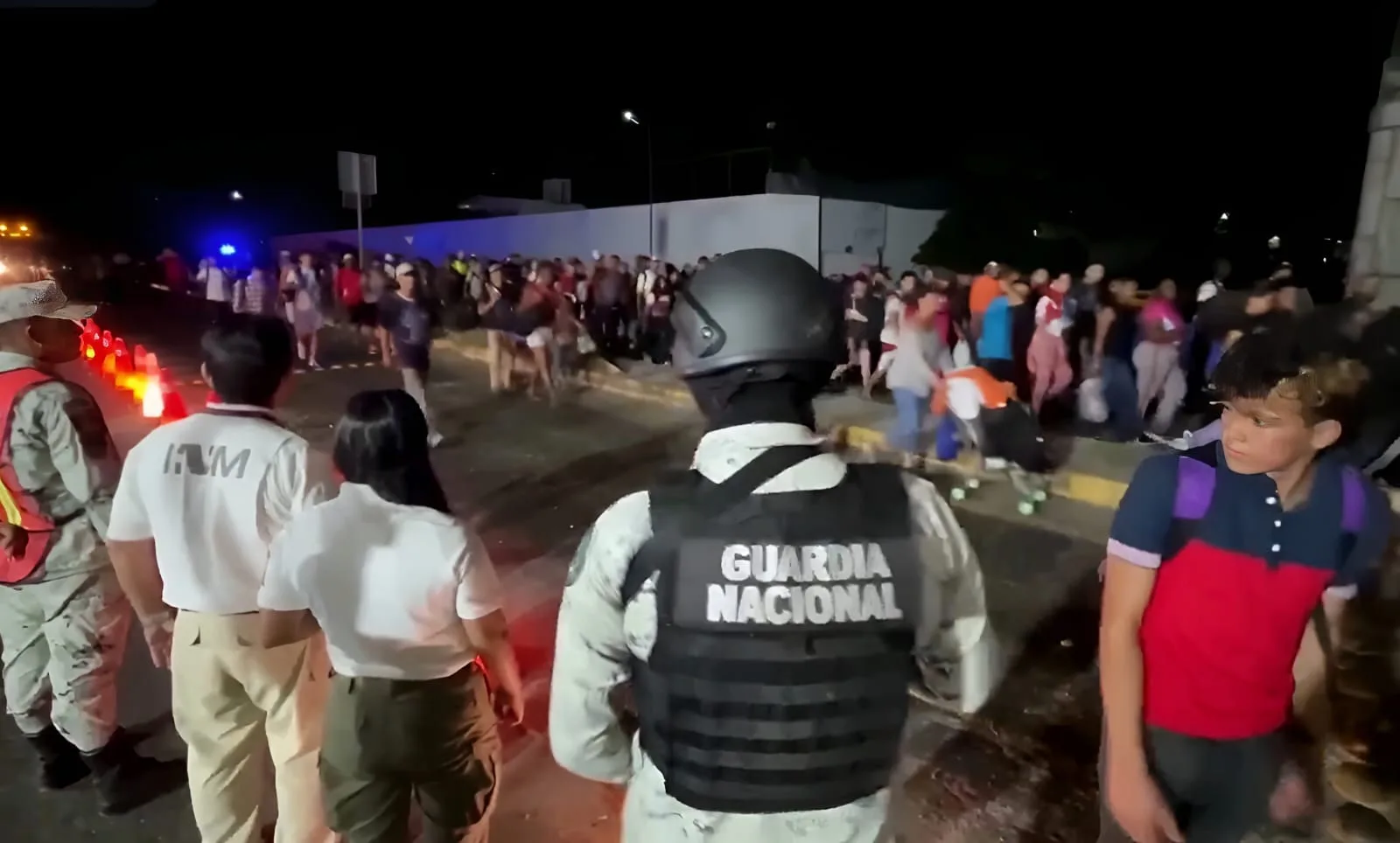 Primeiro voo de brasileiros deportados dos EUA chega hoje a Confins | Diário Carioca Imigrantes tentando entrar nos EUA pela fronteira com o México. Foto: RS/Fotos Públicas