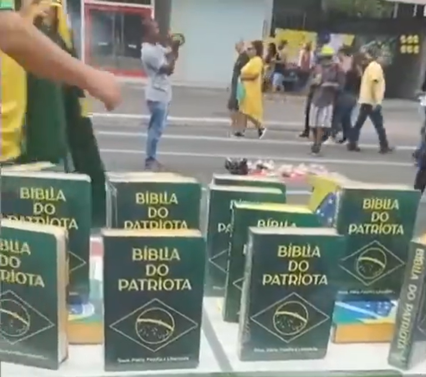 Bolsonaristas vendem Bíblia por R$ 100 e notas falsas com Bolsonaro e Trump em ato na Avenida Paulista
