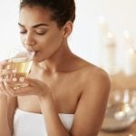 Chá branco rejuvenesce a pele, fortalece o cabelo e protege o coração. Descubra como usar esse antioxidante natural no dia a dia.