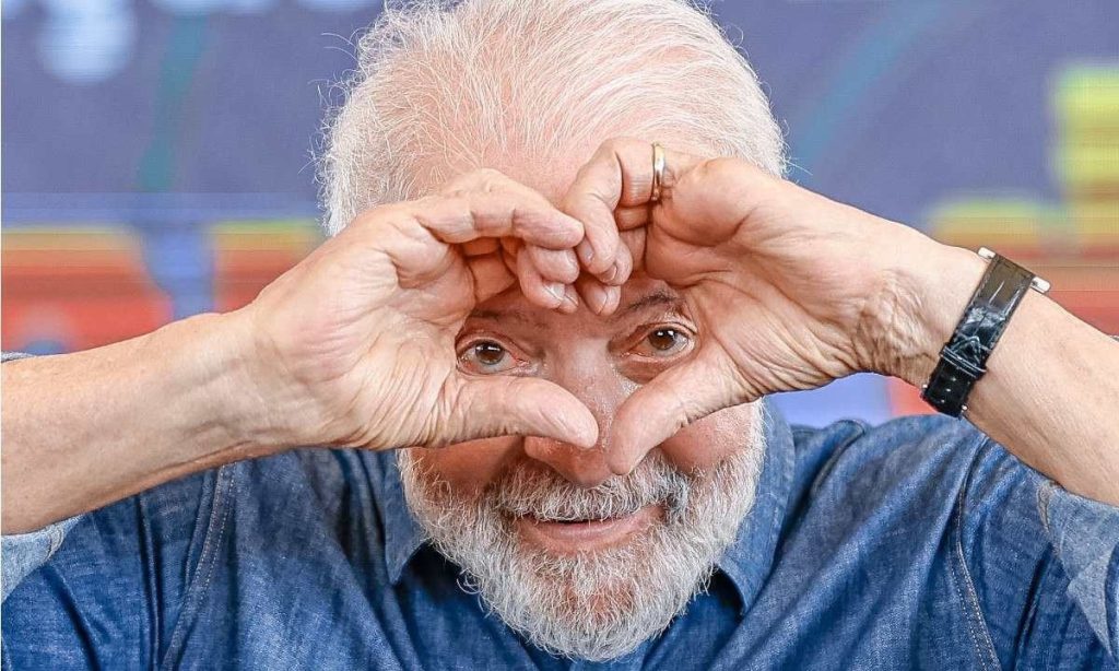 Bolsa Família salvou 700 mil vidas | Diário Carioca Presidente Lula faz coraçãozinho com as mãos em evento em Pernambuco crédito: Ricardo Stuckert / PR