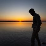 Quando a amizade é tratada como essencial, o que acontece com os jovens adultos que não a têm?