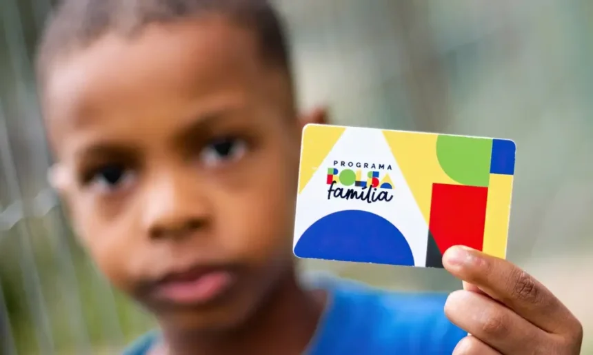 Criança em comunidade ribeirinha do Amazonas exibe cartão do Bolsa Família — 30 de maio de 2025, Brasil. O programa salvou mais de 700 mil vidas, segundo a Fiocruz.