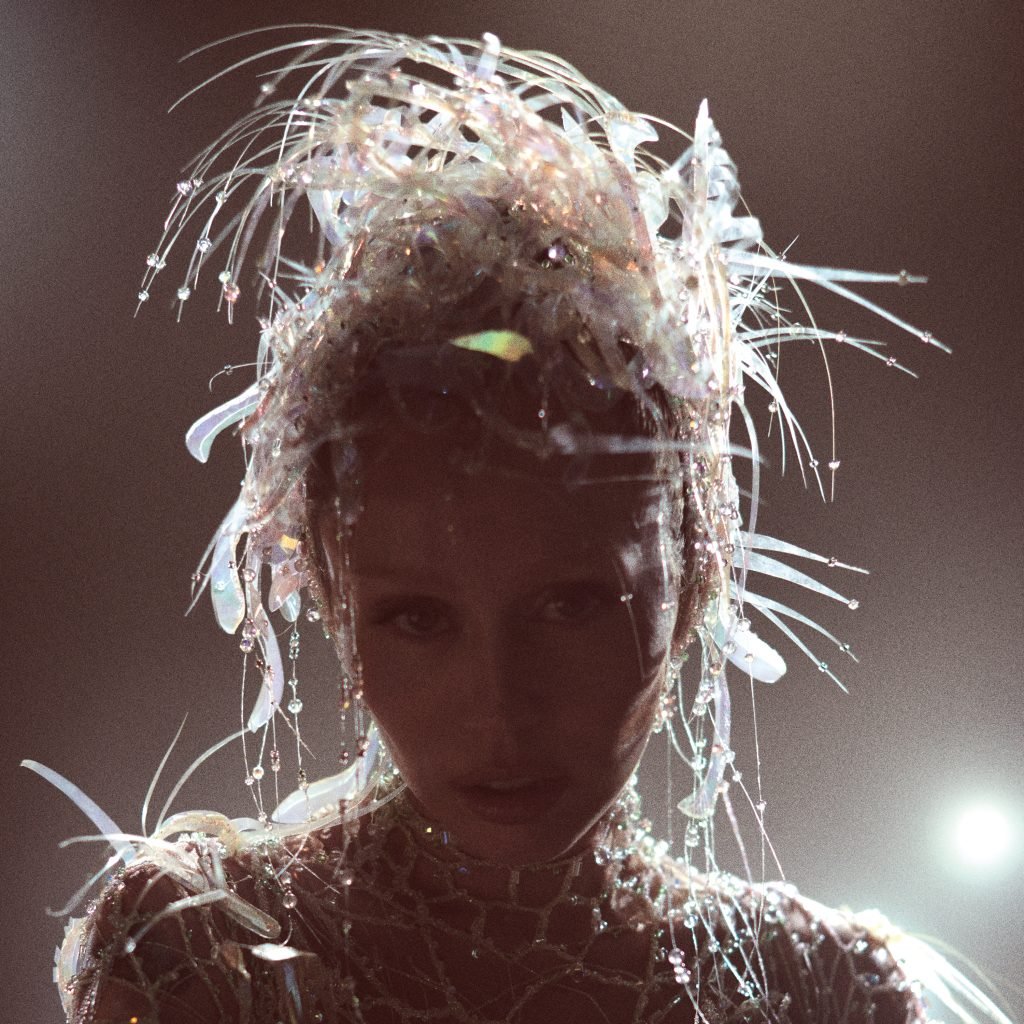 Miley Cyrus lança novo álbum "Something Beautiful" | Diário Carioca Miley Cyrus lança novo álbum "Something Beautiful"