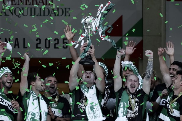 Jogadores do Sporting comemoram após vitória sobre o Benfica na Taça de Portugal