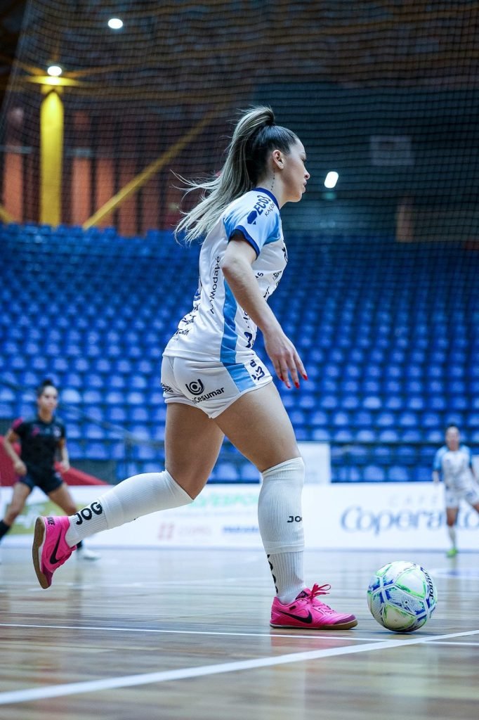 Atleta de futsal, Marcela Soares é expulsa de time depois de se lançar em plataformas adultas: “a hipocrisia é real”
