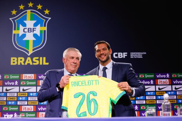 Carlo Ancelotti ao lado do presidente da CBF, Samir Xaud Créditos: Rafael Ribeiro/CBF