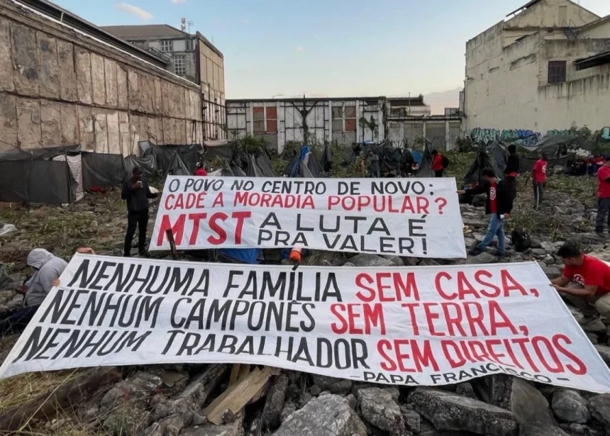 MTST leva faixa em referência ao Papa Francisco para ocupação - Comunicação/MTST