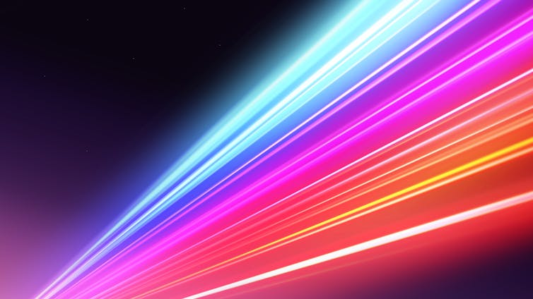 A luz, seja de uma estrela ou de sua lanterna, viaja a cerca de 300.000 quilômetros por segundo no vácuo, velocidade em que experimenta efeitos relativísticos como a dilatação temporal e a compressão do espaço. Artur Debat/Moment via Getty Images