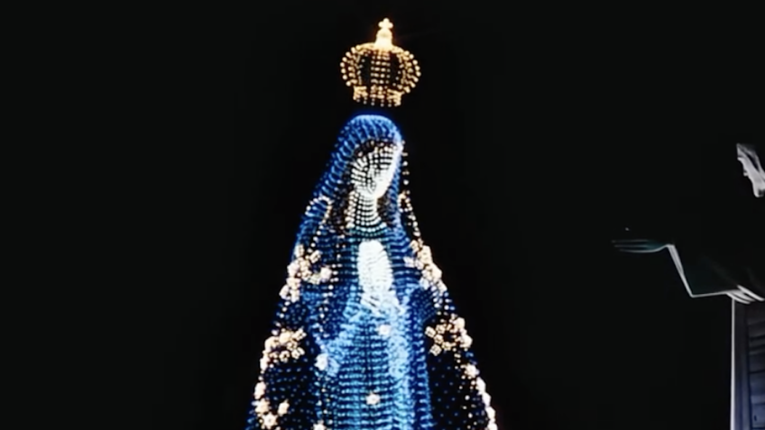 Vídeo: Drones criam Nossa Senhora no Cristo | Diário Carioca Drones projetaram a imagem de Nossa Senhora Aparecida diante do Cristo Redentor, no Rio, em homenagem ao Dia das Mães.