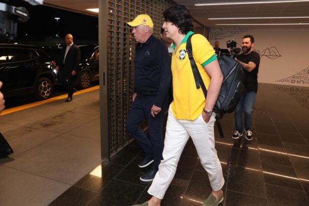 CARLO ANCELOTTI (novo técnico da Seleção Brasileira) com sua família e DIEGO FERNANDES desembarcam no Galeão (GIG), no RJ - FOTOS: ROBERTO FILHO / BRAZIL NEWS.
