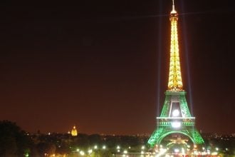 Torre Eiffel iluminada de verde e amarelo durante visita oficial de Lula a Paris em junho de 2025